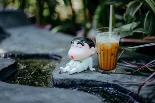 可爱玩偶旁的一杯特色饮料
