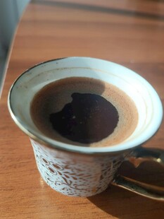 复古花纹杯中的香醇咖啡