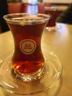 透明杯中的红色液体饮品
