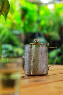 复古金属茶壶置于木桌