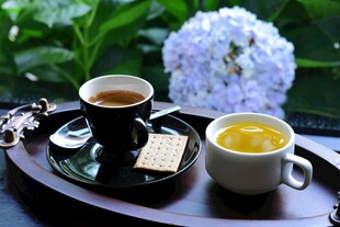 两杯热茶与精致点心