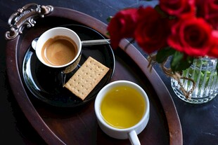 托盘上的茶饮与鲜花