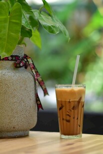 清新绿植旁的冰咖啡