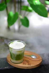 清新抹茶饮品置于木盘上