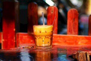 烛光下的玻璃杯