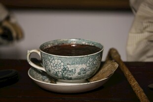 中式复古风茶杯与茶汤