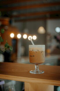 玻璃杯中美味的分层饮品