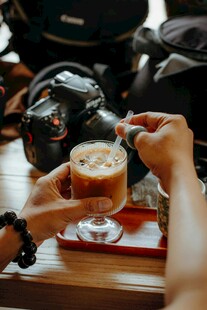 手持冰咖啡的惬意瞬间