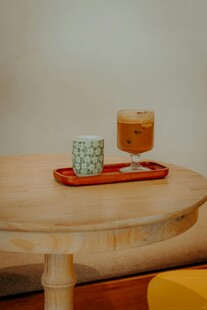 简约茶几上的饮品与摆件