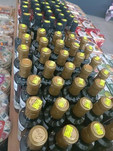 整齐排列的瓶装饮品