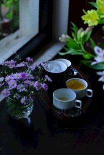 窗边雅致茶具与花卉组合