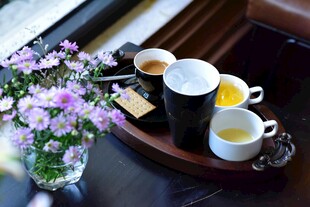 精致茶饮与花卉组合