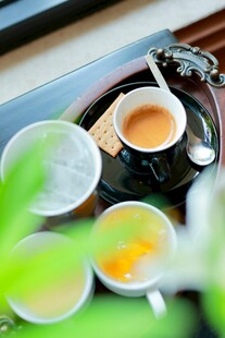 精致茶具与多彩饮品