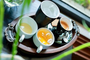 多样茶饮摆放在托盘上