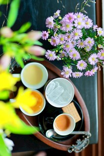 精致茶具与盛放花卉