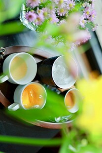 精致茶具与杯中香茗