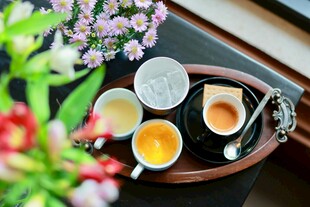 精致茶具与多彩茶饮