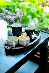 户外精致茶具与花卉组合