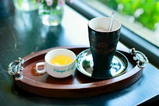托盘上的茶饮组合