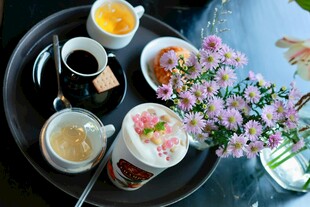 精致茶点与鲜花的惬意时光