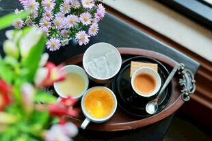 精致茶饮与花卉搭配
