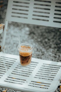 户外长椅上的热咖啡