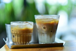 两杯冰咖啡置于托盘上