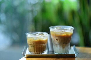 两杯冰咖啡置于托盘上
