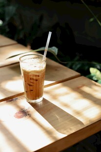 阳光下的冰咖啡