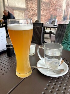 桌上的啤酒与透明咖啡杯