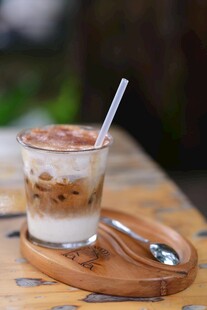 木托上的美味分层咖啡