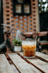 户外木桌上的冰咖啡