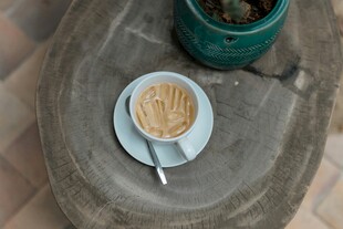 石桌上的一杯拿铁咖啡