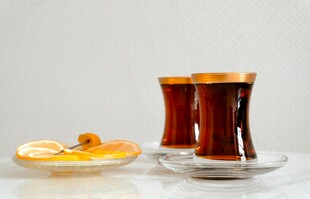 土耳其红茶杯具与柠檬片