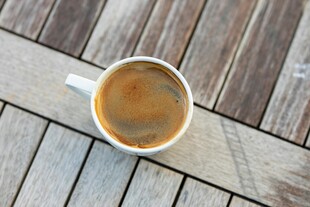 木桌上的一杯热咖啡