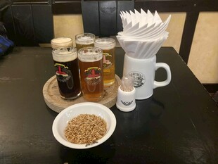 桌上的咖啡及配套食材