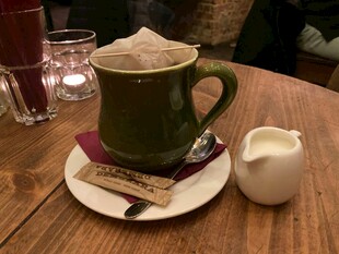 温馨木桌旁的热可可饮品