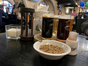 酒吧吧台的小吃与饮品
