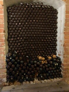 复古酒窖中的葡萄酒堆叠