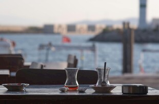 海边餐桌的精致用餐场景