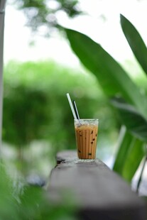 户外绿植间的冰爽茶饮