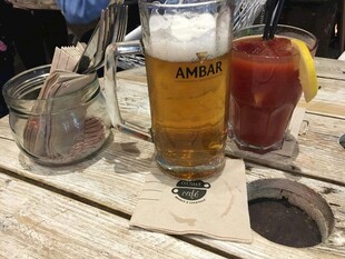 户外木桌上的啤酒与饮品