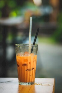 冰爽泰式奶茶置于桌前