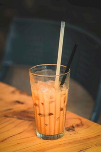 木质桌上的一杯冰奶茶