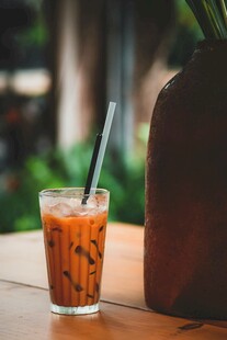 美味泰式奶茶置于木桌