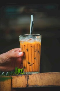 冰奶茶 手 饮品 杯子 吸管 