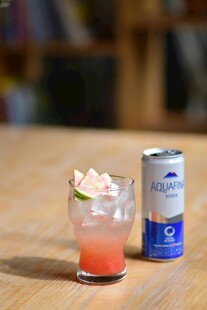 清新粉色鸡尾酒与汽水