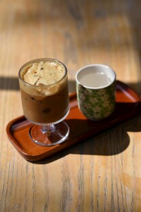 木质托盘上的咖啡与茶杯