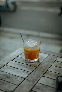 木桌上的一杯冰饮