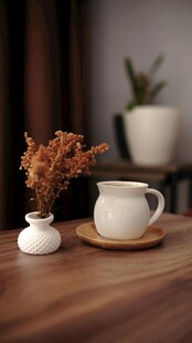 木质桌上的简约静物摆件